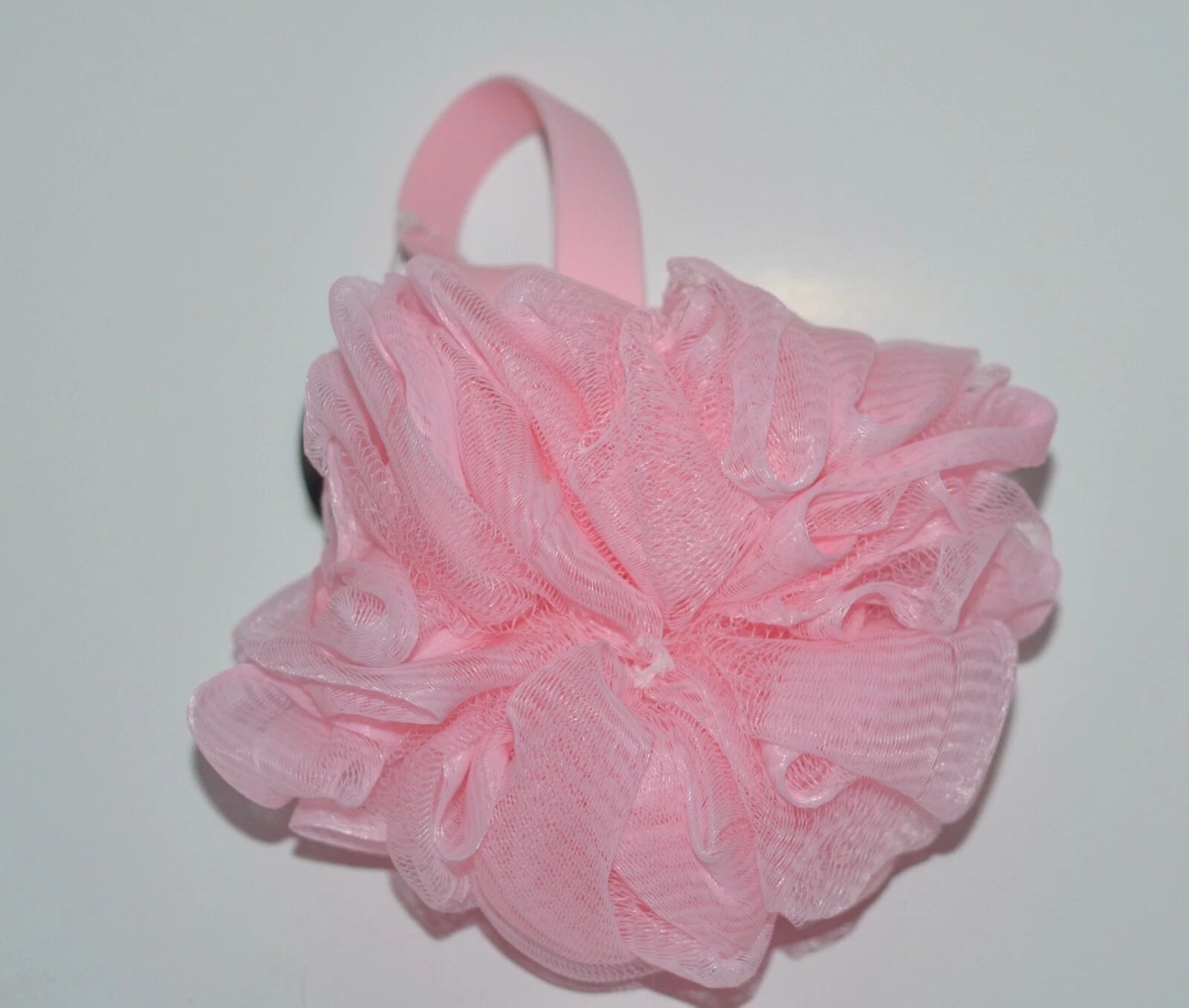 BATH & BODY WORKS PINK MESH SHOWER SPONGE LOOFAH POUF SOFT SILICONE HANDLE STRAP